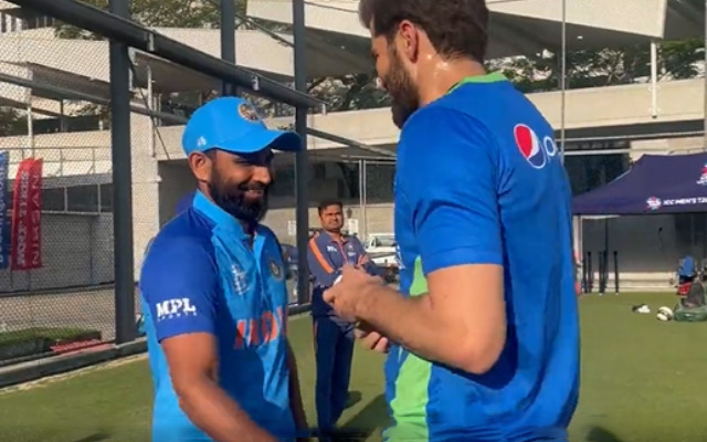 Mohammed Shami, Shaheen Afridi catch up on sidelines during net session, exchange bowling tips